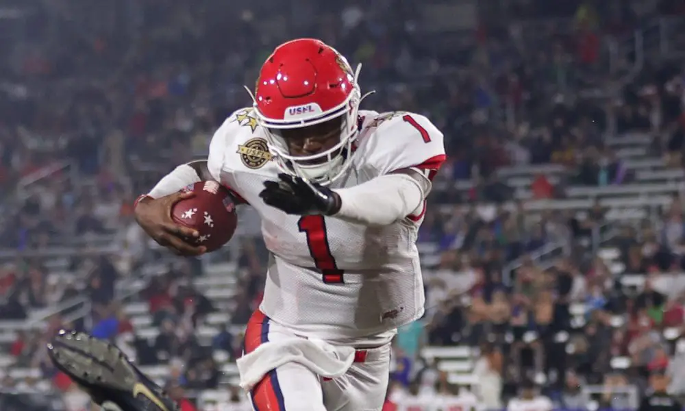 New Jersey Generals quarterback De'Andre Johnson (1) scrambles