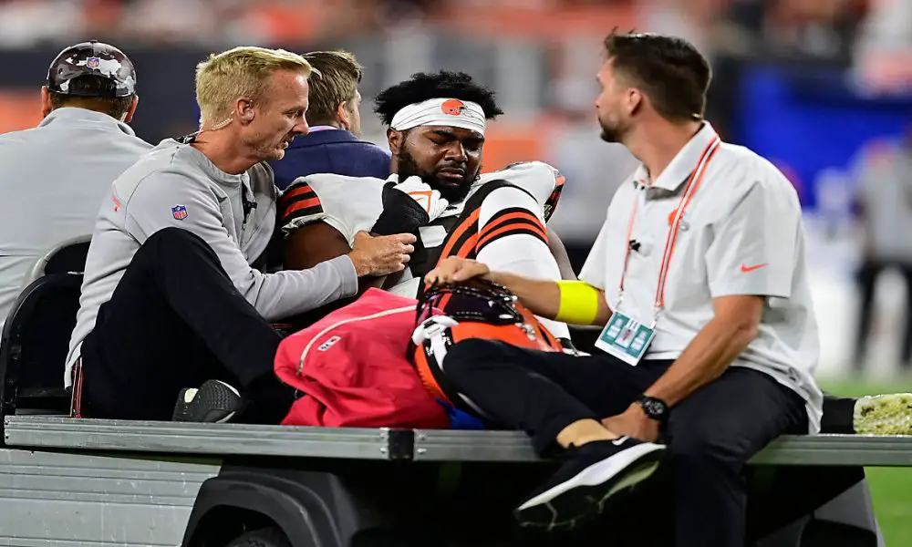 Browns' Odom, USFL star, suffers season-ending knee injury